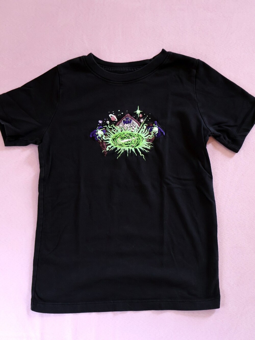 Nike Sportswear Interstellar Magic Embroidered Wizard Youth Small Black Tee